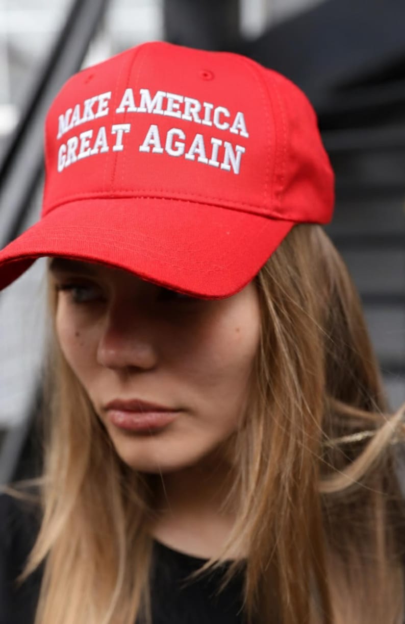 Puede incluir: Gorra de b&eacute;isbol roja con el texto blanco "MAKE AMERICA GREAT AGAIN". El sombrero est&aacute; hecho de un material resistente y tiene una visera curva. La gorra es de estilo cl&aacute;sico, adecuada para uso casual.