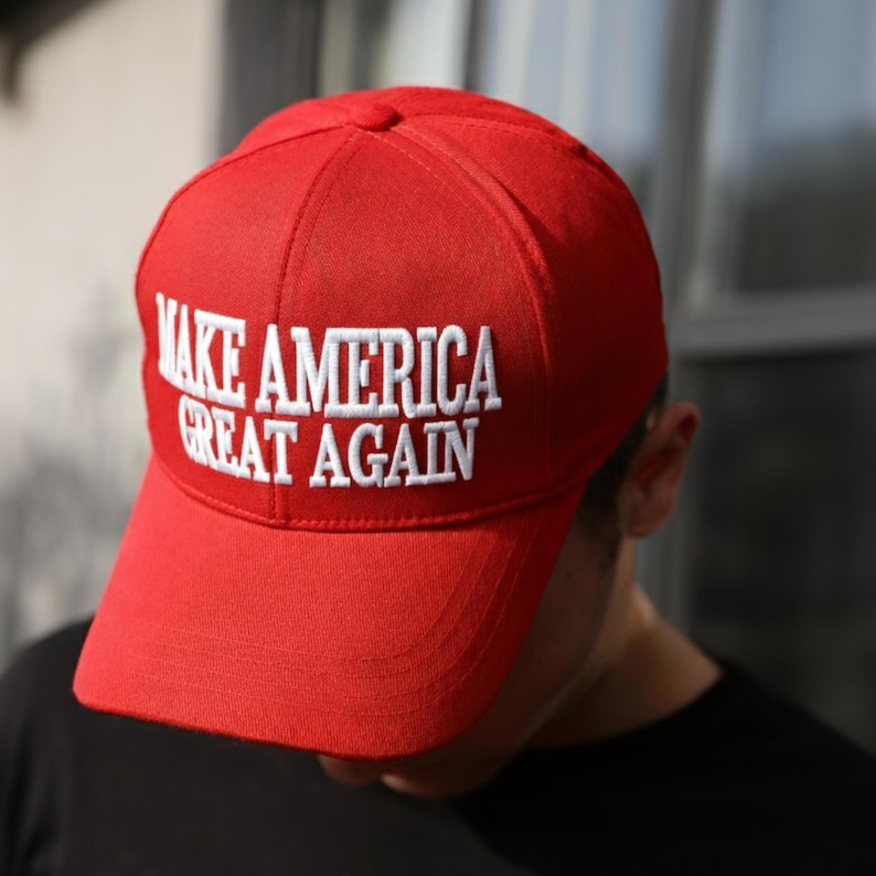 Puede incluir: Gorra de b&eacute;isbol roja con el texto "MAKE AMERICA GREAT AGAIN" bordado en blanco. La gorra est&aacute; hecha de una tela duradera y presenta una visera curva. El sombrero es de estilo cl&aacute;sico.