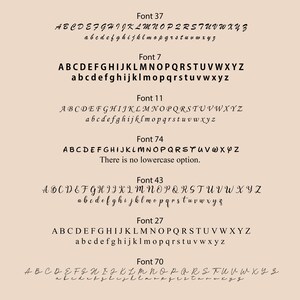 Puede incluir: Un fondo beige muestra ejemplos de varias fuentes. Cada fuente est&aacute; etiquetada con un n&uacute;mero y muestra las letras may&uacute;sculas y min&uacute;sculas. Las fuentes var&iacute;an en estilo, desde cursiva hasta negrita, y se presentan para dise&ntilde;o o referencia.