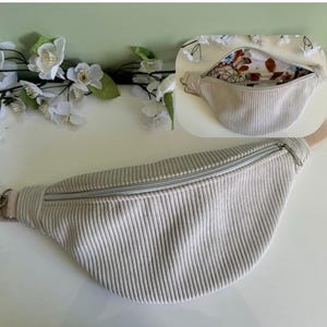 Sac banane entièrement personnalisable. Conçu et cousu à la main dans mon petit atelier, chaque sac est fait à la demande selon vos envies !