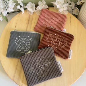 Mini trousse entièrement personnalisable. Conçu et cousu à la main dans mon petit atelier, fait à la demande selon vos envies !