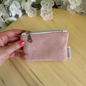 Porte-monnaie entièrement personnalisable. Conçu et cousu à la main dans mon petit atelier, fait à la demande selon vos envies !