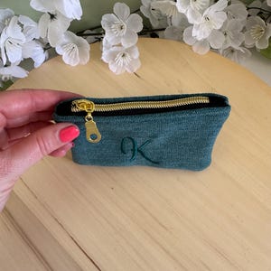 Porte-monnaie entièrement personnalisable. Conçu et cousu à la main dans mon petit atelier, fait à la demande selon vos envies !