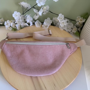 Sac banane entièrement personnalisable. Conçu et cousu à la main dans mon petit atelier, chaque sac est fait à la demande selon vos envies !