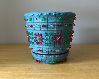Pot de fleurs en plastique bleu avec bijoux en plastique