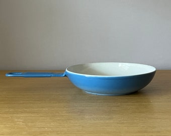 Casserole en fonte émaillée vintage, poêle en dégradé de bleu