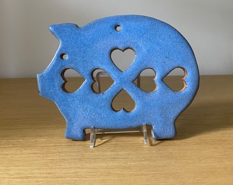 vintage ceramic pig pottery trivet. blue with hearts