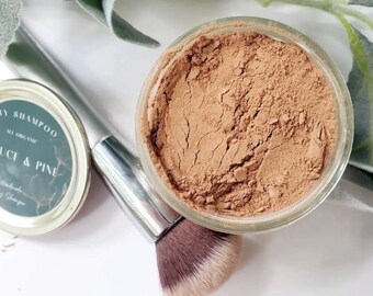 Organiczny suchy szampon w proszku: w pełni naturalny, wegański, do ciemnych włosów