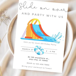 Puede incluir: Tarjeta de invitación blanca con una colorida ilustración de un tobogán acuático, invitando a los invitados a una fiesta de cumpleaños. La tarjeta incluye el texto "Slide on over and party with us" y los detalles del evento.