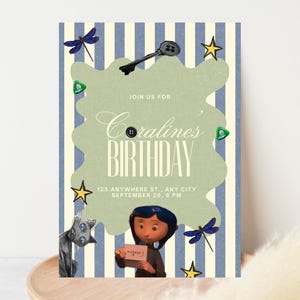 Puede incluir: Una tarjeta de invitación de cumpleaños rectangular con un fondo de rayas azules y crema y una forma de nube verde salvia en el centro. Muestra el texto JOIN US FOR Coraline's BIRTHDAY 123 ANYWHERE ST., ANY CITY SEPTEMBER 20, 6 PM, una llave, estrellas, libélulas, un gato y un personaje.