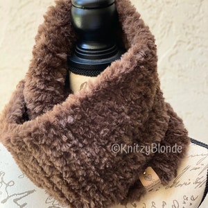 Outlander Claire Cowl Faux Fur, Hand Knit Made to Order, 4 Different Colors image 5