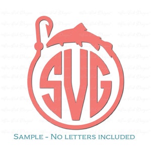 K&ouml;nnte beinhalten: Ein pinkfarbenes und wei&szlig;es Monogramm-Design mit einem Fisch, der &uuml;ber einen Haken springt. Das Monogramm befindet sich in einem Kreis und die Buchstaben sind "SVG". Der Text "SAMPLE - NO LETTERS INCLUDED" befindet sich am unteren Rand des Bildes.