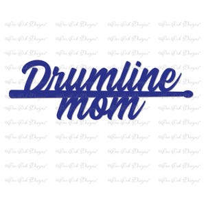 Puede incluir: Calcomanía de vinilo azul con el texto "Drumline Mom" en una fuente estilizada.