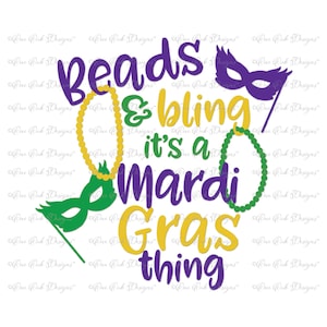 Op de afbeelding: Paarse, groene en gouden tekst luidt "Beads & bling it's a Mardi Gras thing". De tekst wordt omringd door groene en gouden kralen en een paars masker.