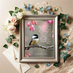 Puede incluir: Imagen enmarcada de un pájaro en una rama, con texto de Mateo 6:26. El marco está decorado con flores y hojas, incluyendo rosas e hiedra. La imagen tiene una estética suave y natural.