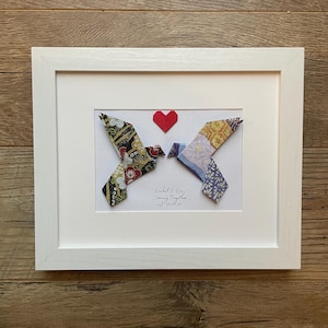 Inséparables en origami personnalisés. Thème papier cadeau premier anniversaire. Cadeau pour couple. Encadré blanc, art origami avec des inséparables 8 x 10