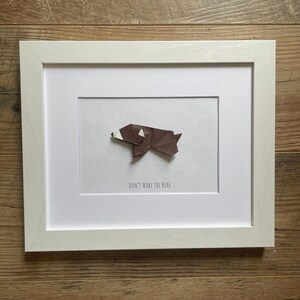 Orsetto origami incorniciato per cameretta o cameretta dei bambini - Decorazione minimalista per cameretta, regalo a forma di animale, arte con carta fatta a mano