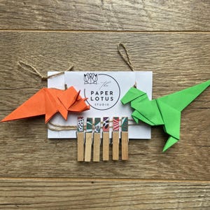 Espositore per stendere i panni con dinosauri origami T-rex e triceratopo, mollette decorative, spago di iuta - Personalizza lunghezza e dinosauro