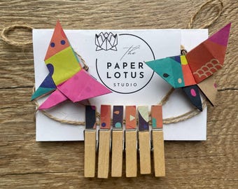 Kolorowa ekspozycja sztuki na sznurku do bielizny z motylami origami, ozdobnymi klamerkami do bielizny, sznurkiem jutowym – dostosuj długość i wzór