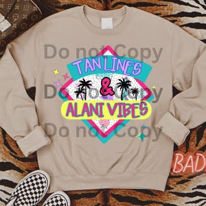 Puede incluir: Sudadera de color tostado con un dise&ntilde;o gr&aacute;fico de un diamante rosa y azul con palmeras y el texto "Tan Lines & Alani Vibes". El texto "Do not Copy" se repite en la sudadera.