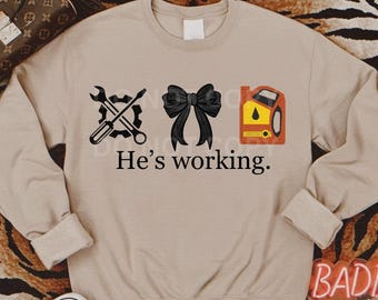 Il travaille en téléchargement numérique, conception de mécanicien avec un arc, cadeau de mécanicien drôle, arc de mécanicien png femme de mécanicien png