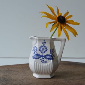 Petit pot à crème vintage vintage avec fleurs bleues et blanches, mini pichet de ferme scandinave, Japon, petit vase bleu en transfert, décoration de cuisine