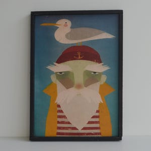 Peut inclure: Illustration encadrée d'un marin avec une barbe blanche, un chapeau rouge et un manteau jaune. Une mouette est perchée sur le chapeau du marin. Le marin porte une chemise rayée rouge et blanche. Le fond est bleu.
