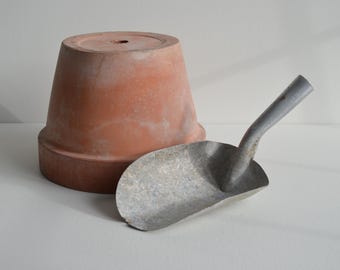 Vintage Lightweight Aluminum Grain Feed Scoop Potting Bench Garden Decor