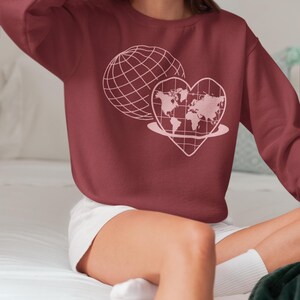 Earth Love Crewneck Sweatshirt, Gemütliches Unisex Geschenk für Reisende, Valentinstag, Tag der Erde, Umweltfreundlicher Stil, Geschenk für Naturliebhaber