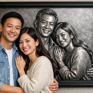 Puede incluir: Retrato familiar enmarcado con una pareja frente a una escultura en bajorrelieve en escala de grises de una familia. La pareja está en color. El marco es negro.