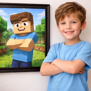 Puede incluir: Una obra de arte enmarcada con un personaje pixelado del videojuego Minecraft, con una camisa azul y los brazos cruzados. Un niño pequeño con una camiseta azul está de pie junto a la obra de arte, también con los brazos cruzados, sonriendo.