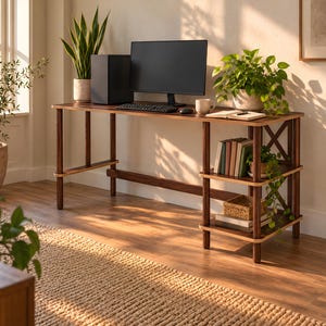 Peut inclure: Un bureau d'ordinateur en bois foncé avec un espace de travail plat, un écran noir, un clavier et une souris. Le côté droit comprend deux étagères ouvertes contenant des livres, un petit panier tressé et une plante. Pieds cylindriques.