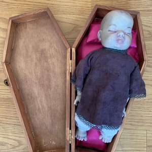 Post mortem Doll with coffin- weird scary horror ooak halloween sculpted oddity curiosity haunted
