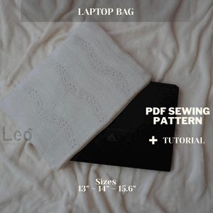 Puede incluir: Bolso blanco para portátil con un diseño texturizado y perforado, y un bolso negro para portátil debajo. La imagen incluye el texto "LAPTOP BAG", "PDF PATRÓN DE COSTURA + TUTORIAL" y tamaños 33-39.6 cm.