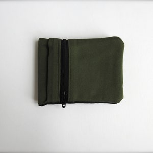 billetera-niños-diseño minimalista - cartera de tela verde del bosque - regalos menores de 25 años, sección de monedas con cremallera de relleno de medias
