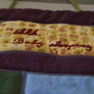 シーッ…赤ちゃんが眠っていることを示すドアノブ用キルトサイン