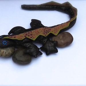 lagarto - pontas pintadas - presentes para crianças - brincadeira de faz de conta - brinquedo único - presente unissex para menina e menino - lagarto basilisco - pele falsa de réptil