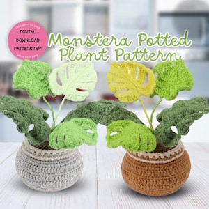 Op de afbeelding: Twee gehaakte Monstera-potplanten. De ene pot is grijs, de andere bruin. De bladeren zijn groen en geel. De tekst op de afbeelding luidt "Gehaakt door Sara, Digitale download, Patroon PDF, Gemaakt met liefde" en "Monstera Potplant Patroon".