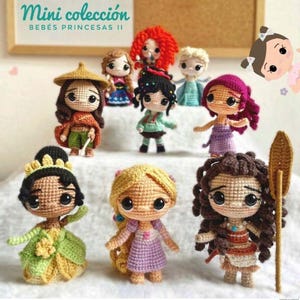 May include: A selection of crocheted princess dolls, each with distinct features and outfits. The dolls have large eyes and detailed hair, with a variety of dresses and accessories. The text "Mini colecci&oacute;n Beb&eacute;s Princesas II" is visible.