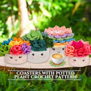 Könnte beinhalten: Vier gehäkelte Untersetzer in Form von Topfpflanzen mit lächelnden Gesichtern. Die Pflanzen sind in verschiedenen Farben gehalten und haben eine Vielzahl von gehäkelten Blüten. Die Untersetzer befinden sich auf einer Holzoberfläche mit grünem Gras im Hintergrund.  "COASTERS WITH POTTED PLANT CROCHET PATTERN" steht unter den Untersetzern.
