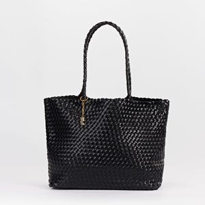 Pode incluir: Bolsa tote preta tecida com al&ccedil;as tran&ccedil;adas. A bolsa tem formato retangular e um padr&atilde;o tecido. Um berloque dourado com a palavra "shut" pende da al&ccedil;a. A bolsa est&aacute; em um fundo branco.