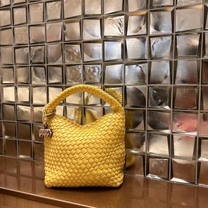 Bolso de mano Calliope, tejido a mano, de primera calidad, color amarillo limón, bandolera, bolso de diseñador, YNYG Nueva York