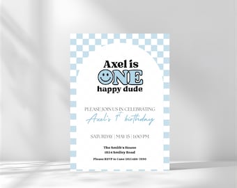 Könnte beinhalten: Eine hellblaue und weiße Einladungskarte mit dem Text "Axel is ONE happy dude". Die Karte enthält auch Details für Axels 1. Geburtstagsfeier, einschließlich Datum, Uhrzeit und Ort.