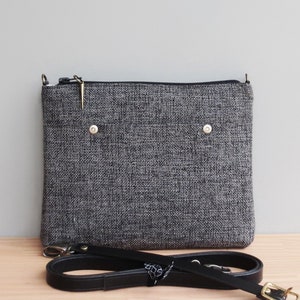 Cartera cruzada de tweed minimalista en gris carbón con correa de cuero personalizada