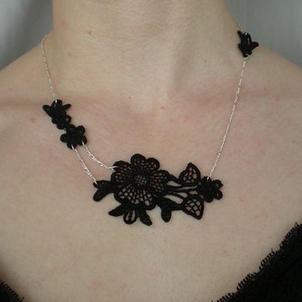 Elegant Black Venise Lace Floral Necklace