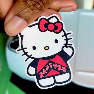 Sticker brillant NBA Hello Kitty x Toronto Raptors | Décalcomanie en vinyle de sport kawaii mignon | Cadeau pour fan de basket-ball