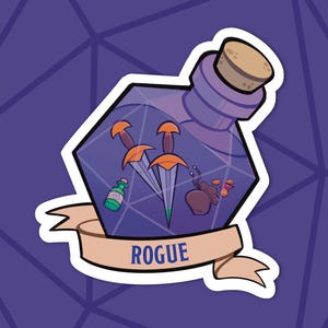 Può includere: Un adesivo di una bottiglia di vetro viola a forma di dado a venti facce. All'interno della bottiglia ci sono tre pugnali, una bottiglietta e un ragno. La bottiglia ha un tappo di sughero e un nastro bianco con la parola "ROGUE" stampata.