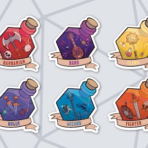 Könnte beinhalten: Sechs bunte Zaubertrankflaschen mit verschiedenen Klassensymbolen im Inneren. Jede Flasche ist in Form eines D20-Würfels geformt und hat einen weißen Rand. Die Klassen sind Barbar, Barde, Kleriker, Schurke, Zauberer und Krieger.