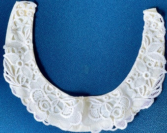 Vintage Women's Peter Pan  Collar