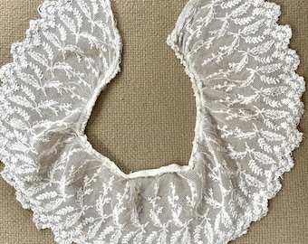 Vintage Women's Embroidered Net Lace Collar
